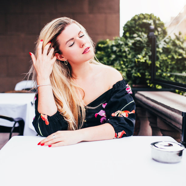 迷人的中年金发女人坐在咖啡桌前图片下载