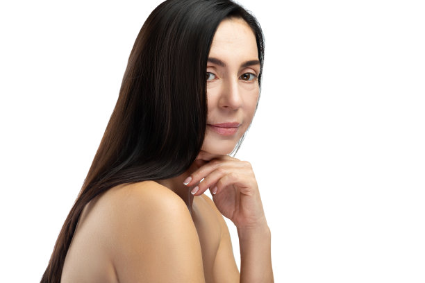 美丽的中年妇女在白色的背景图片下载