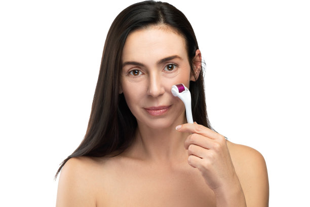 中年妇女使用中色辊脸部皮肤图片下载