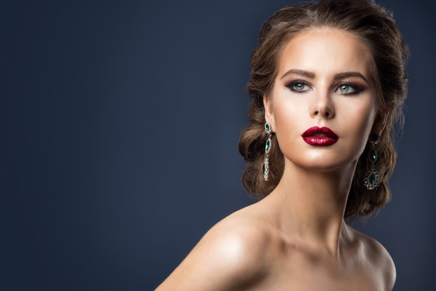时尚模特美容化妆，魅力复古女性肖像，波浪发型和化妆在灰色的背景素材图片