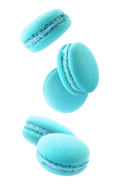 蓝色的杏仁饼孤立地落在空中图片下载