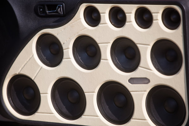 车门上放满了立体声扬声器图片下载
