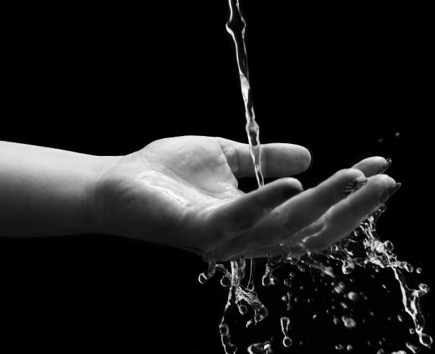 女人用手泼水图片下载