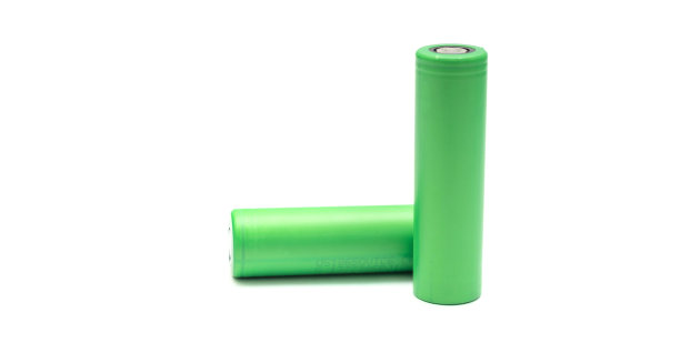 18650节电池被隔离在白色背景上。图片下载