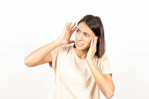 白人背景下的西班牙裔女孩图片下载