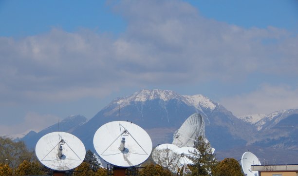 卫星天线和美丽的雪山在背后图片下载