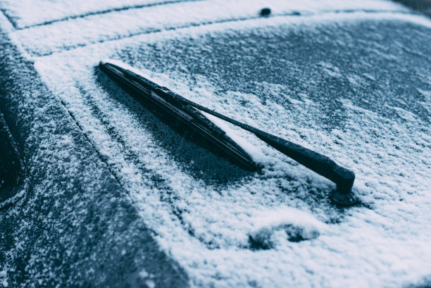 汽车后窗被雪覆盖的照片图片下载