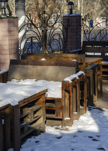 白雪覆盖的空荡荡的街边咖啡馆。图片下载