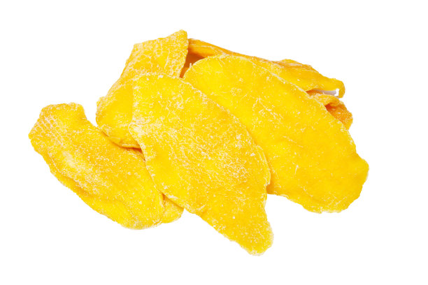 成堆的脱水芒果片孤立在白色的背景图片下载