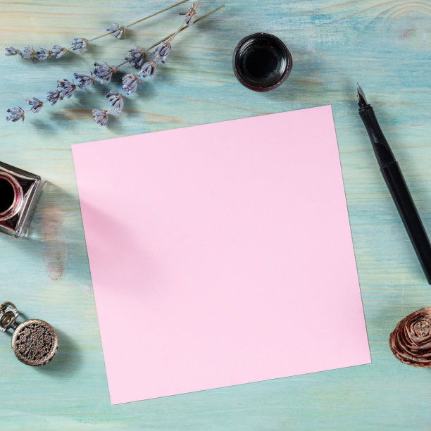 方形广告设计模板与粉红色卡片和文具图片下载