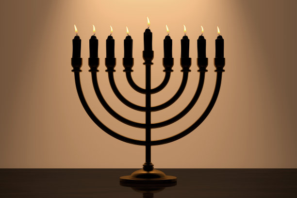 复古金色光明节烛台与燃烧的蜡烛在木桌上与背光墙在黑暗的房间。3d渲染图片下载