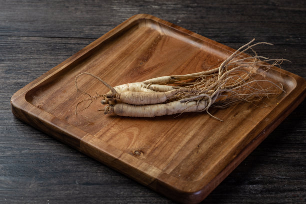 人参、枸杞、大枣都装在木盘里图片下载