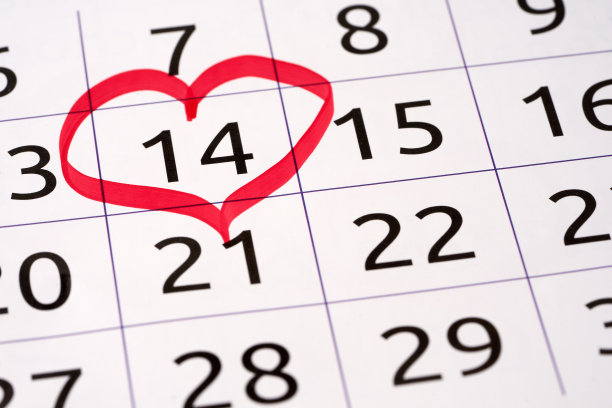 情人节的日期的特写突出的心形模式在日历图片下载
