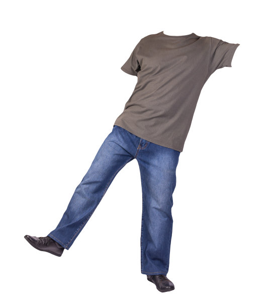 深蓝色牛仔裤，黑色皮鞋，白色背景上孤立的t恤。图片下载