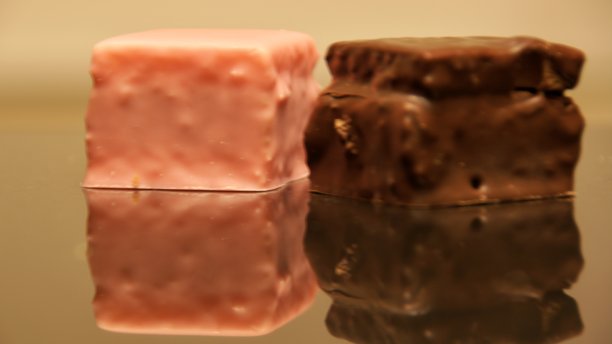 两个彩色的多米诺骨牌。图片下载