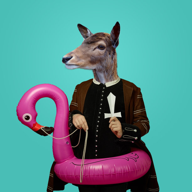 模特就像中世纪皇室成员穿着复古服装，头戴鹿头。比较时代、艺术品、文艺复兴、巴洛克风格的概念。创造性的拼贴画。图片下载