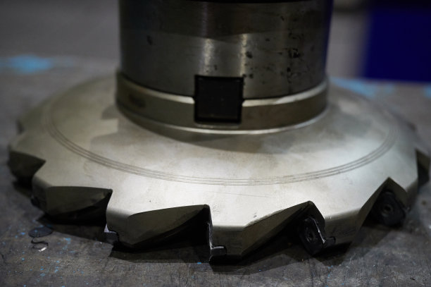 一种耐用的高质量刀具直径为315毫米，用于高强度硬质合金的金属轧制，放置在车床的工作台上，钢，钼，硬刀具图片下载