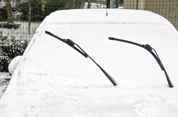 暴风雪过后被雪覆盖的街道图片下载