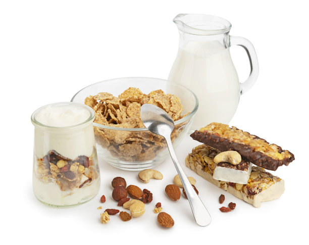 健康的早餐，麦片，牛奶，酸奶，坚果，水果和浆果素材图片