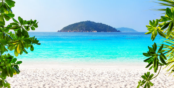 美丽的海滩和蓝天在Similan群岛，泰国。图片下载