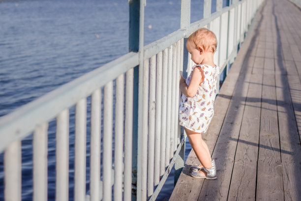 小女孩在海上的桥上图片下载