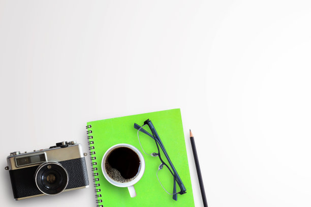 一杯咖啡，笔记本，眼镜和老式相机在白色的背景图片下载