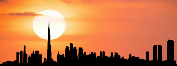 在美丽和戏剧性的日落期间，迪拜天际线令人惊叹的剪影。迪拜城市风景的逼真图像。图片下载