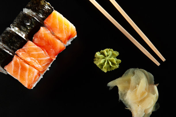 日本海鲜寿司，黑色背景加芥末图片下载