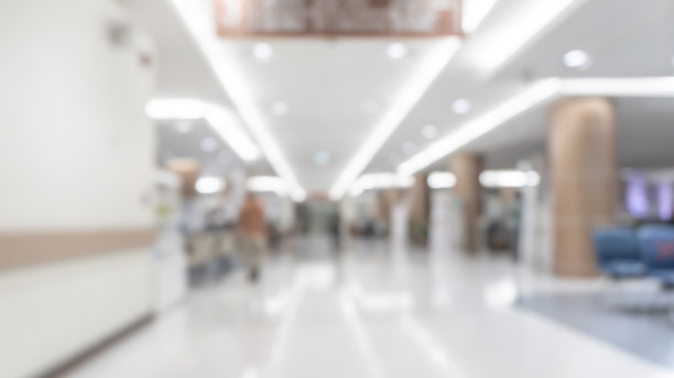 医疗诊所模糊背景医疗保健医院门诊服务中心-门诊部内部模糊白色等候大厅与病人、医生、护士工作站柜台区域图片下载