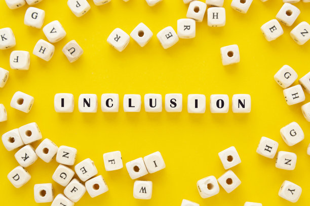 包含文字黄色背景。包容的社会概念。木块，俯视图。图片下载