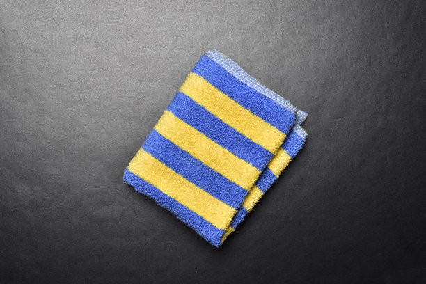 折叠毛巾，深色背景，条纹毛巾图片下载