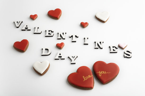 大大小小的心放在白色的背景旁边题词情人节。图片下载