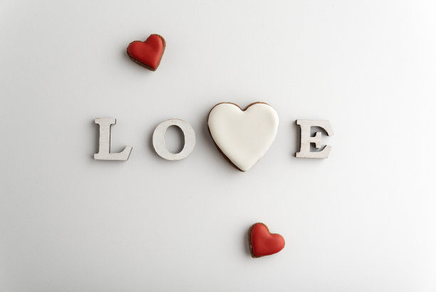 白字爱用白色的大心代替字母V旁边的红心，白色的背景。图片下载