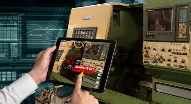 工程师在智能工厂生产线上使用增强现实软件图片下载