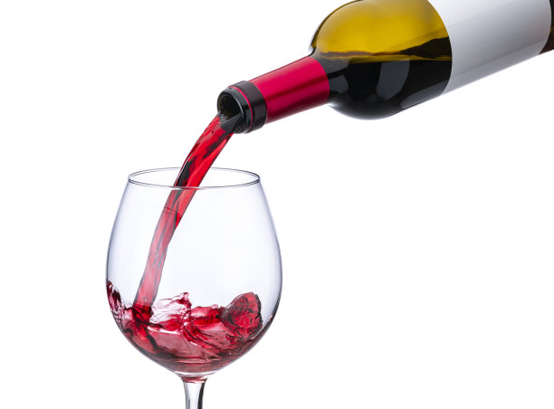 将红酒从瓶子倒入玻璃杯中图片下载