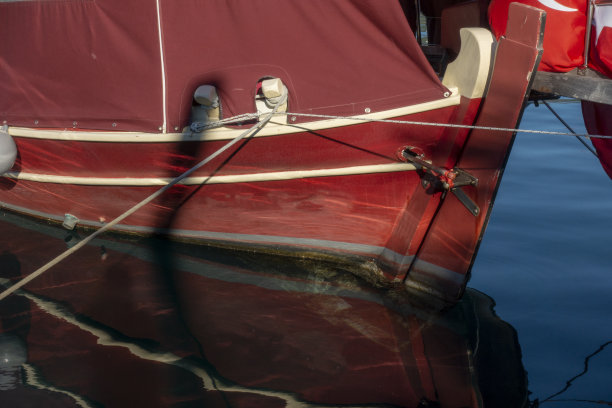 木质游艇的倒影图片下载