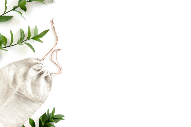 由红豆树枝和帆布袋制成的框架图片下载