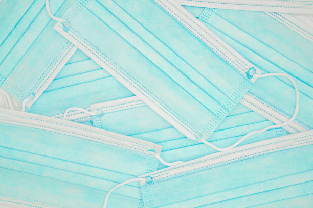 带背景的多个医用或外科口罩。病毒保护。可以用作背景或医学内容。图片下载
