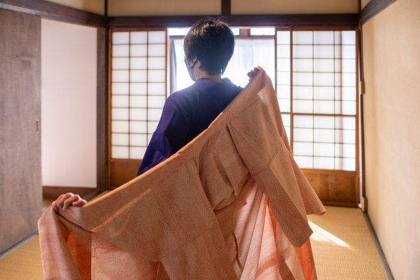 专业和服服装师在榻榻米房间展示图片下载