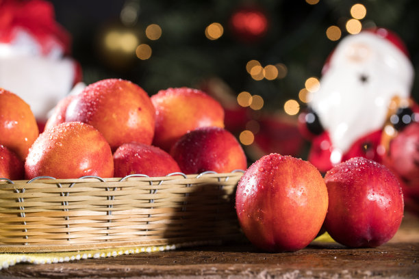 木碗里装着新鲜的红油桃。图片下载