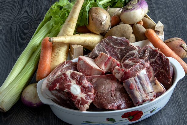 法式炖锅的蔬菜和肉类图片下载