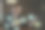 会议室的商人在玻璃墙上使用便利贴。图片下载