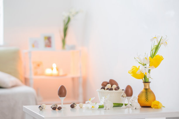 复活节装饰用春天的花在白色的内部图片下载