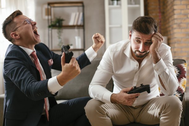 在办公室里玩电子游戏的商人。图片下载