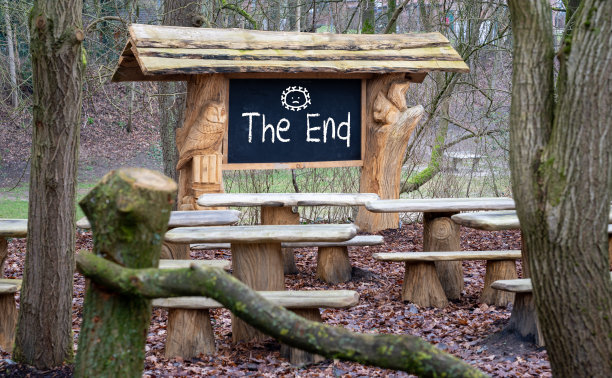 课文“结尾”写在黑板上。日冕大流行结束的标志。图片下载