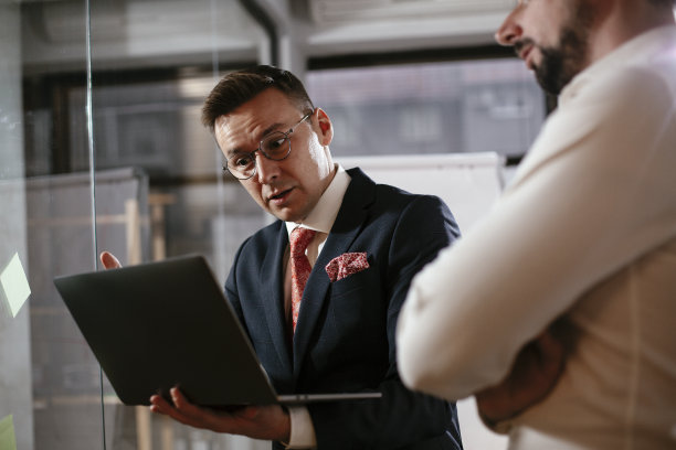 同事们在会议室制定商业计划。图片下载