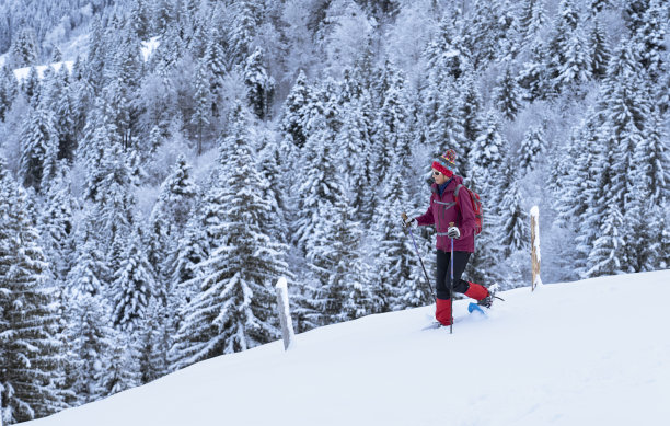 在巴伐利亚阿尔卑斯山穿雪鞋的老年妇女图片下载