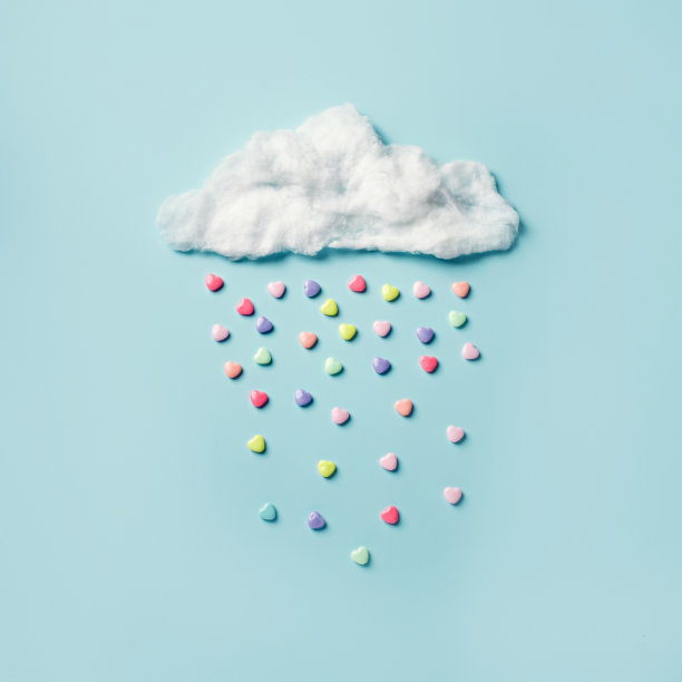 爱的布局与云与雨的心在柔和的蓝色背景图片下载