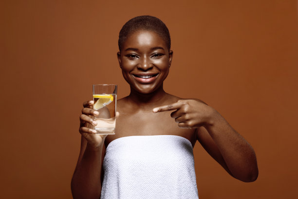黑美人拿着一杯柠檬水指着图片下载