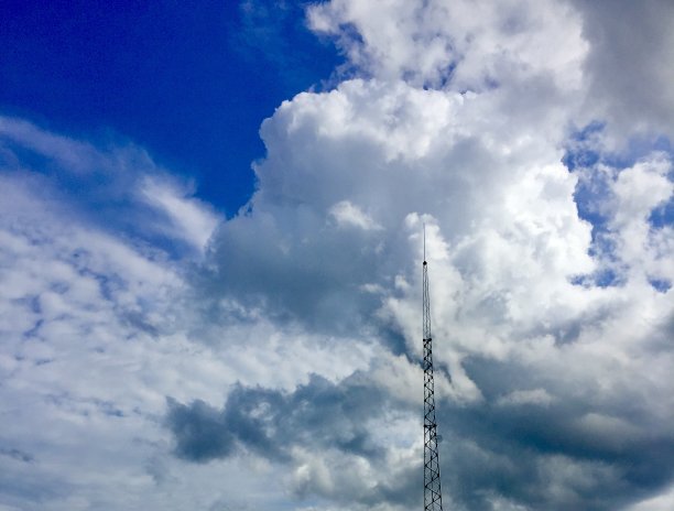 蜂窝塔视图与天空背景图片下载